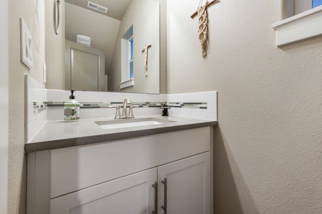 Building Photo - Beautiful home in SW Bend!  Large fenced i...