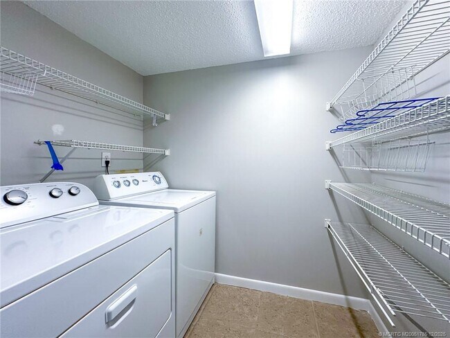 Building Photo - 1965 SW Silver Pine Way