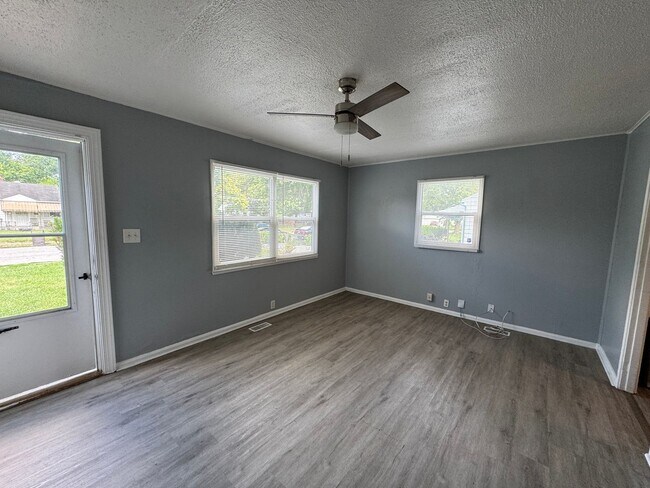 Building Photo - Eagledale 3 Bedroom 1 Bath