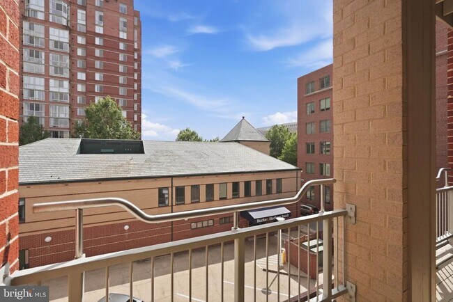 Building Photo - 309 Holland Ln