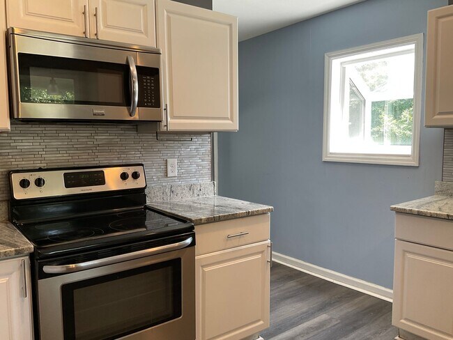 Building Photo - Welcome to this perfectly situated 3-bedroom, 2-bathroom home in the heart of Jacksonville.