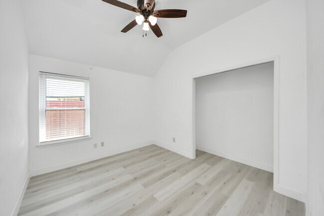 Building Photo - 10850 White Oak Point Ct