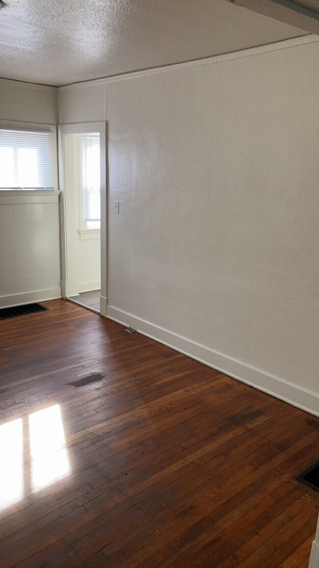 Building Photo - 338 Kenwood Ave