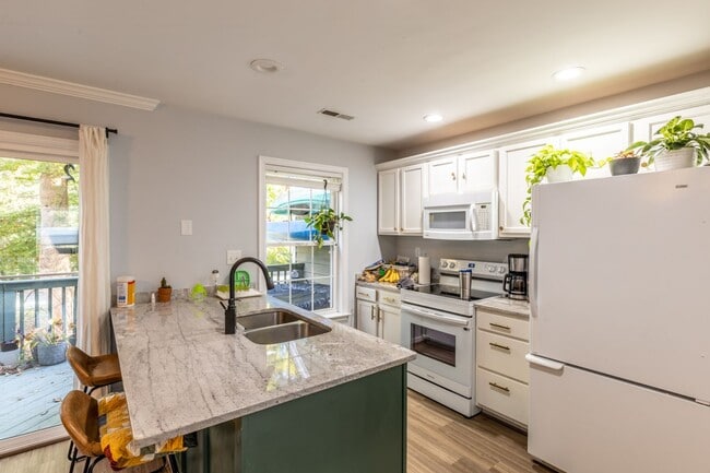 Building Photo - 1289 Clifden Green