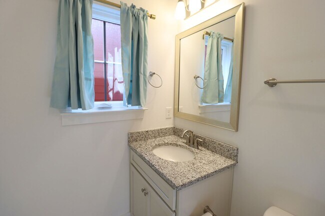 Building Photo - 2 bedroom/2.5 bath home in West Columbia.