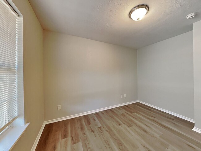 Building Photo - Spacious 3-Bed, 2-Bath Home with Garage, F...