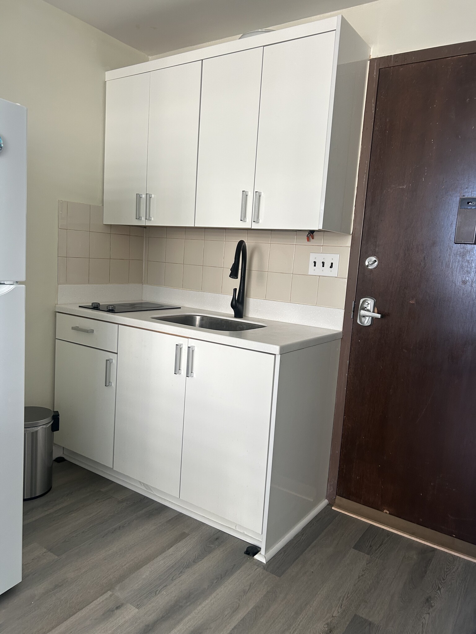 Kitchen cabinet - 1560 Kanunu St