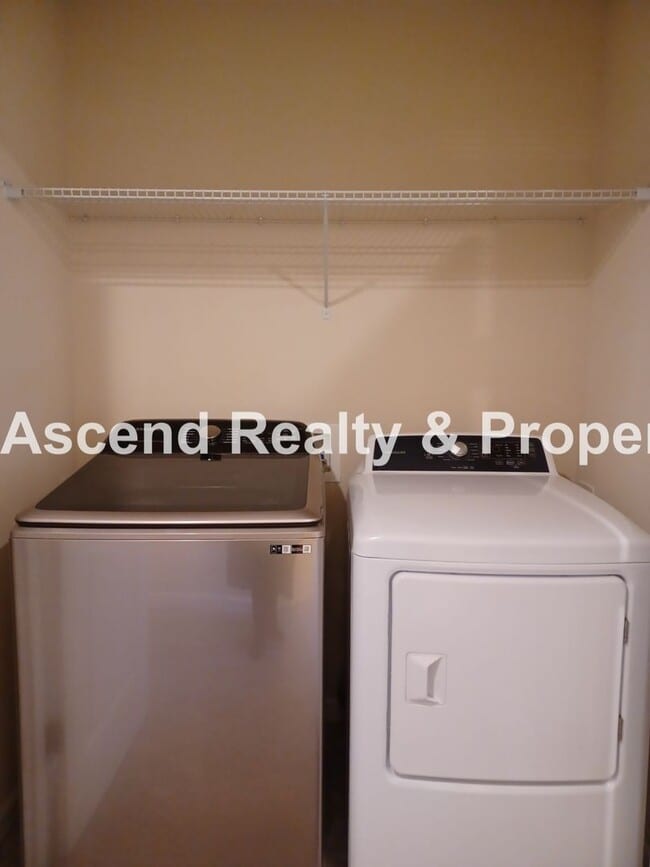 Building Photo - 3 Level End Unit Townhome with Newer Carpe...