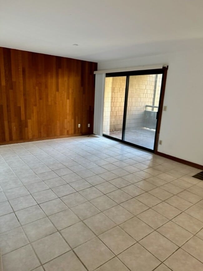 Building Photo - Santa Cruz, 2bd. 2ba. Condo, close to Down...
