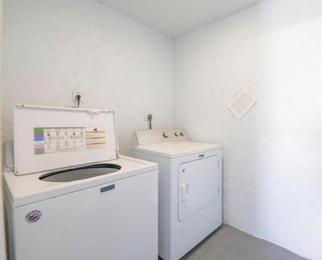 Building Photo - 1975 SE 3rd St