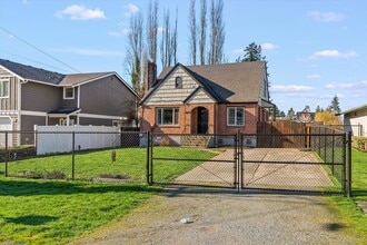 Building Photo - Well-Maintained Tacoma Brick home in Convenient Location