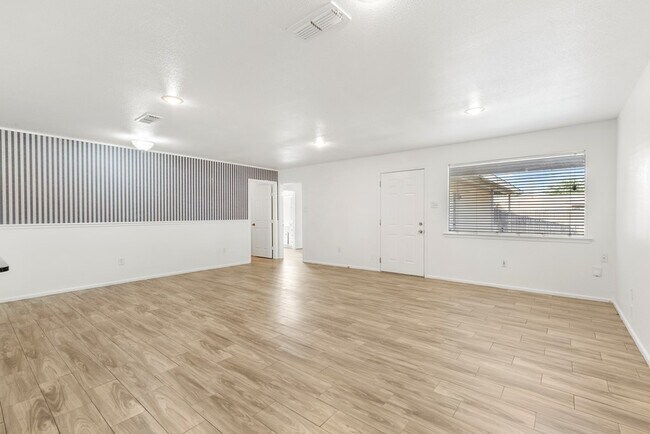 Building Photo - 1418 Crescent Dr