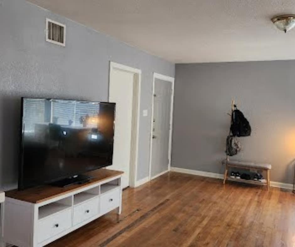 Living room - 2057 W Summit Ave