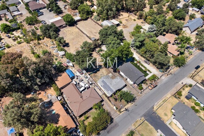 Building Photo - 527 N Lillian Ave