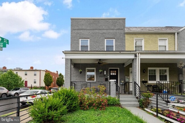 Primary Photo - 2000 E St