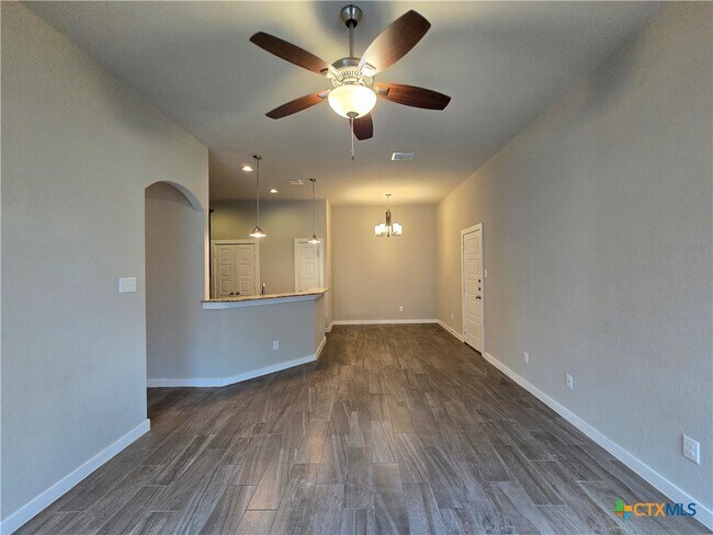 Building Photo - 526 Creekside Frst