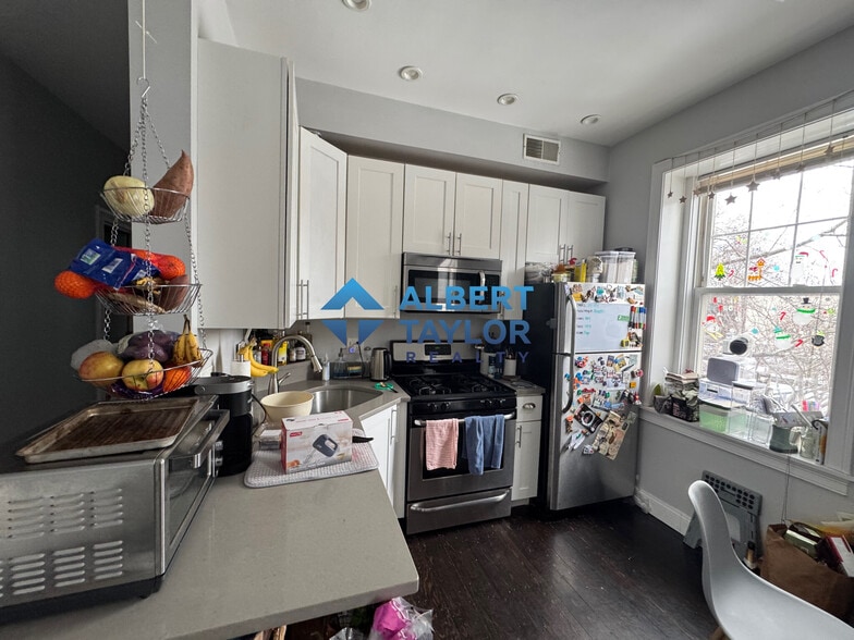 Building Photo - 998 Tremont St