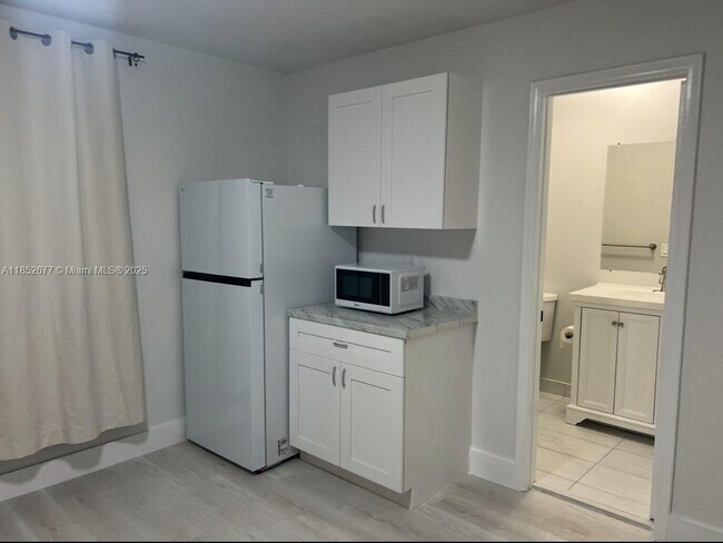 Building Photo - 5004 SW 140th Ct