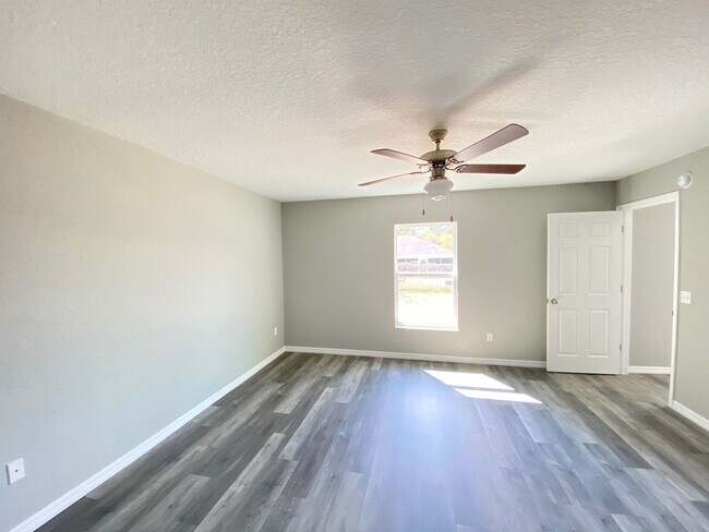 Building Photo - Great SW Location  Home - 3/2/2 **WON"T LA...