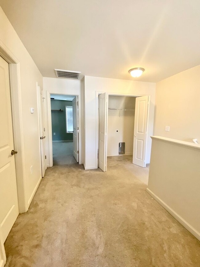 Building Photo - Town Home for Rent Minutes From Piney Gree...