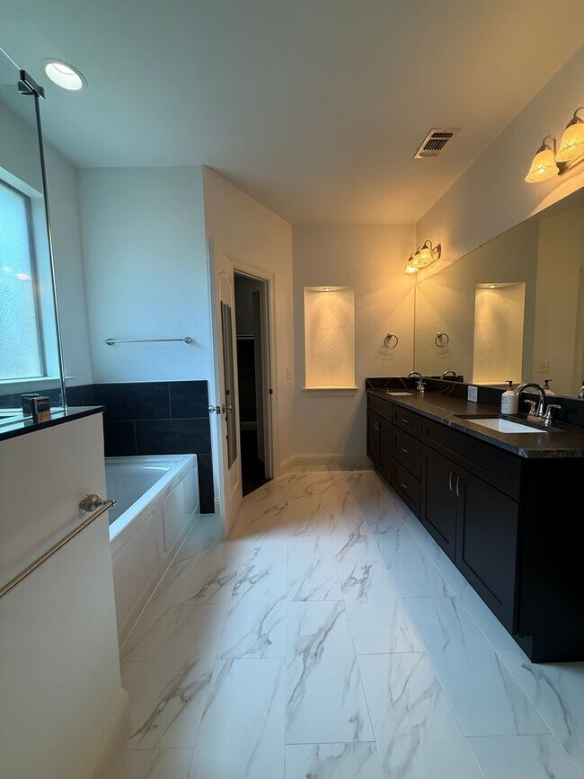 Building Photo - Beautiful 4 bedroom 2 bath home centrally located for added convenience