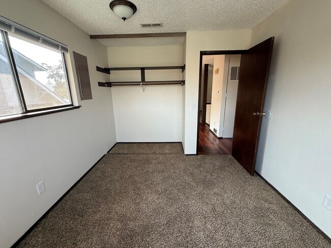 Building Photo - 925 Gellatly St