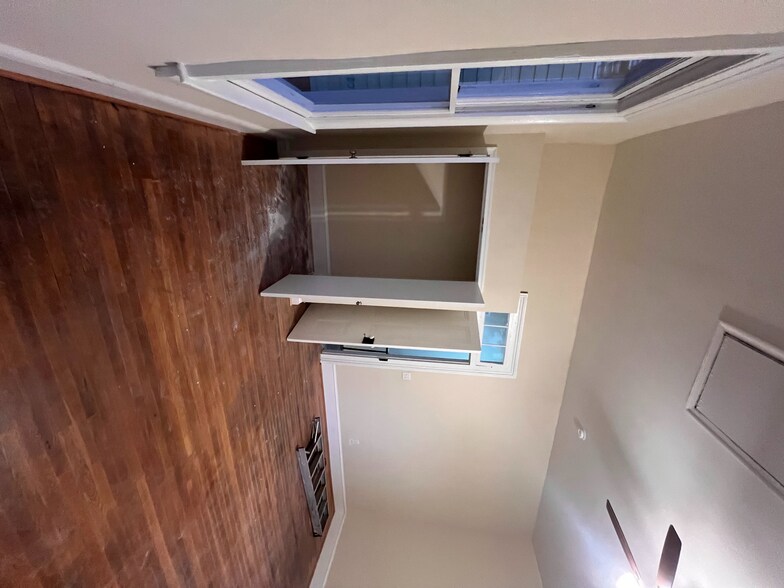 Building Photo - 140 Marshall St