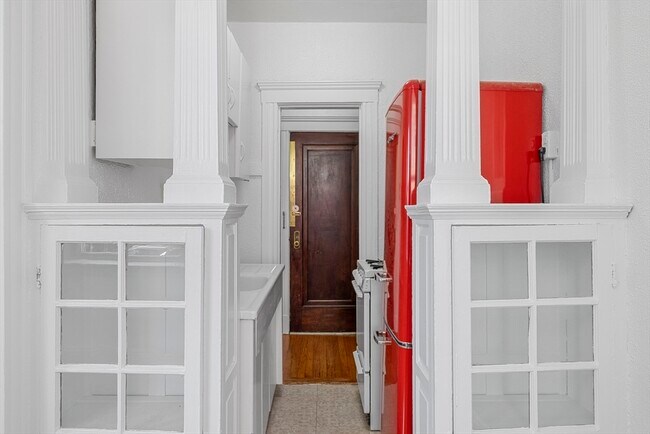 Building Photo - 170 Maple St