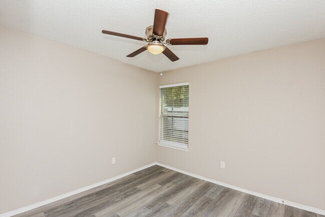 Building Photo - 10509 Shadywood Dr