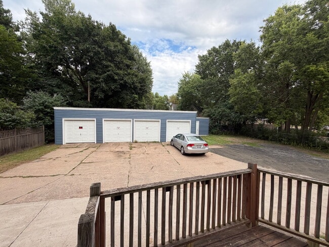 Building Photo - 3 bedroom 1 bath Apartment Available June 1st!! Massive bedrooms and a 5 minute walk to campus.