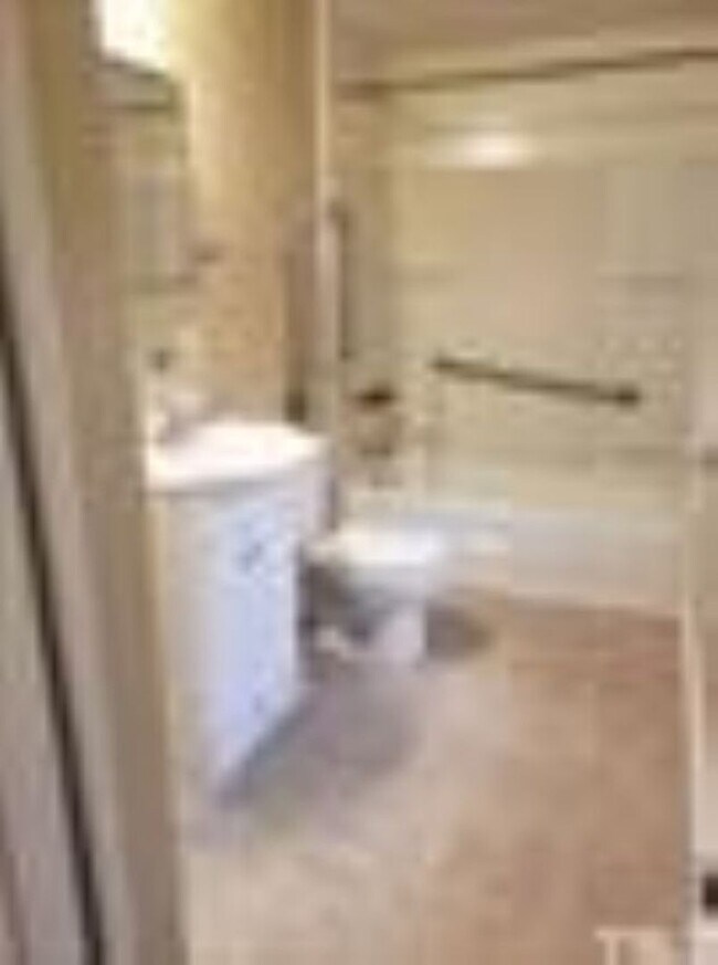 Building Photo - Cute, 2 Bedroom Bungalow in historic East ...