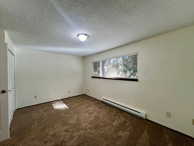 Building Photo - Newly Updated Duplex (Unit A) - Water incl...