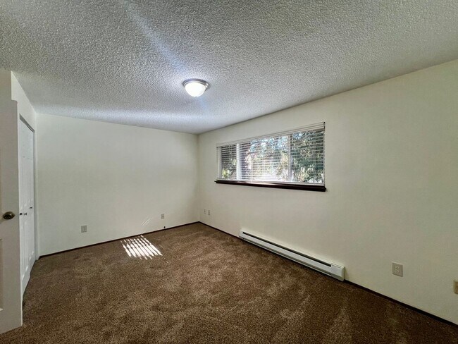 Building Photo - Updated Duplex (Unit A) - Water included!