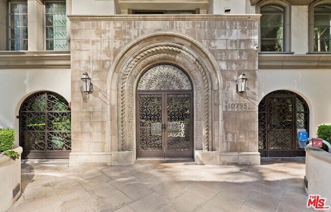 Building Photo - 10795 Wilshire Blvd