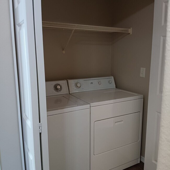 Building Photo - Relax and Enjoy Your Next Home in Monouth!