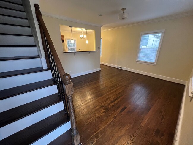 Building Photo - Beautiful 2 Bed 1 Bath duplex unit in the ...