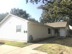Building Photo - KU2-Broadway Duplex 2