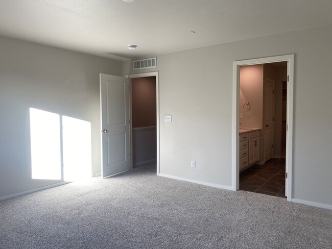 Building Photo - Beautiful 3 Bed/2.5 Bath Townhome with Att...