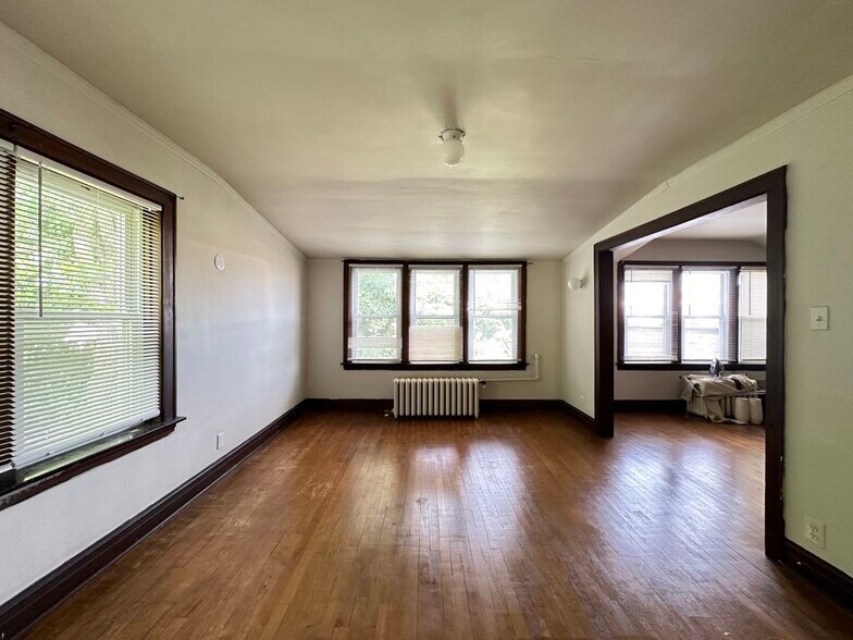 Building Photo - 733 Elm