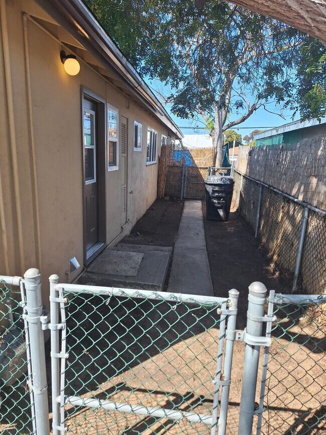 Building Photo - 4866 Clairemont Dr
