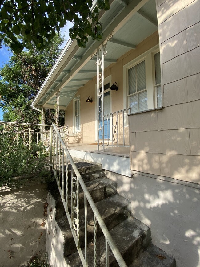 Building Photo - 401 Rosewood St