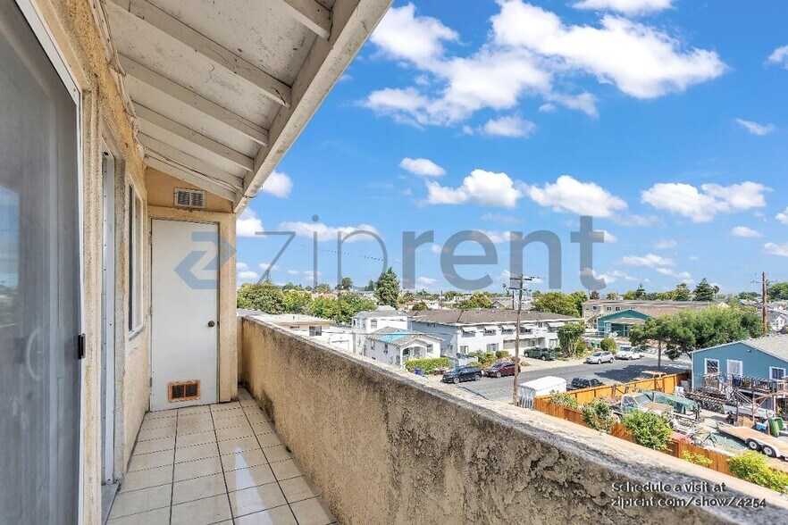 Building Photo - 325 Vaqueros Ave