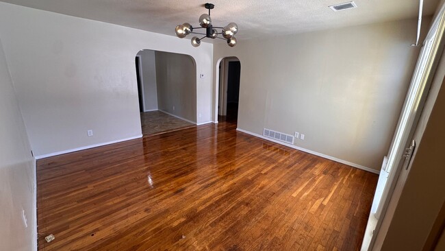 Building Photo - $1350 - 3 bedroom / 2 bathroom - Single Fa...