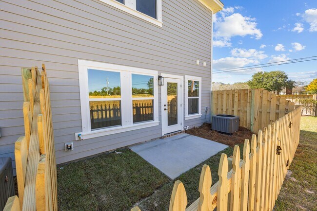 Building Photo - 1409 Little Brothers Ln