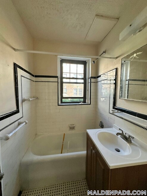 Building Photo - 349 Pleasant St