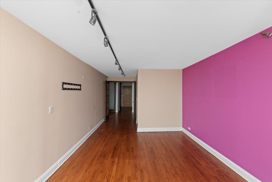 Building Photo - 1122 N Clark St