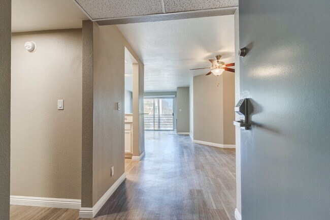 Building Photo - Smartly Designed 2-Bedroom Apartment in Pr...