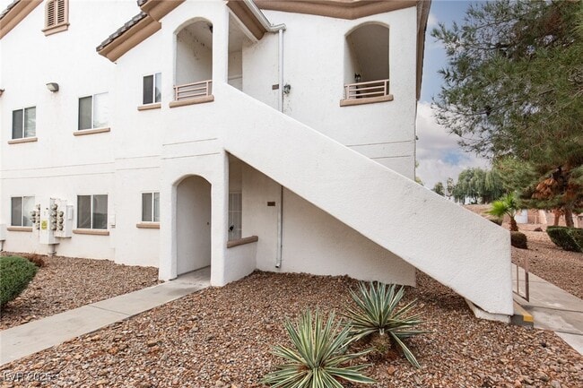 Building Photo - 5650 E Sahara Ave