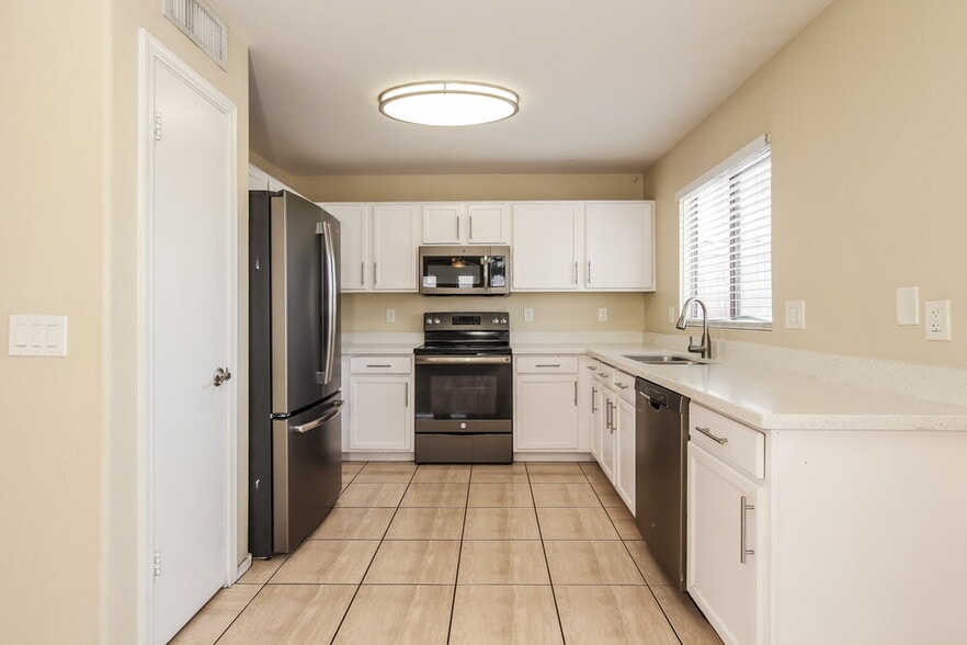 Building Photo - 3822 N 105th Ln