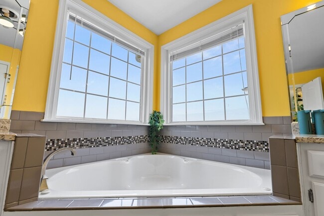 Building Photo - Grand View 115